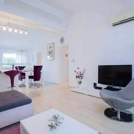 Stylish Suburb With Private Parking & Wifi, Between Centre And Brijuni Pristine Seaside Lejlighed